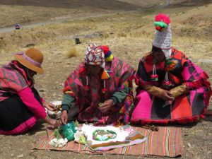 Vigencia de los sanadores tradicionales Hampiq Runa en comunidades rurales y ciudades del sur del Perú